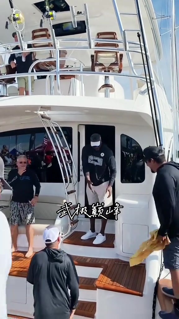 【精彩剪辑】“篮球之神的气场～迈克尔乔丹钓鱼归来引现场轰动”
