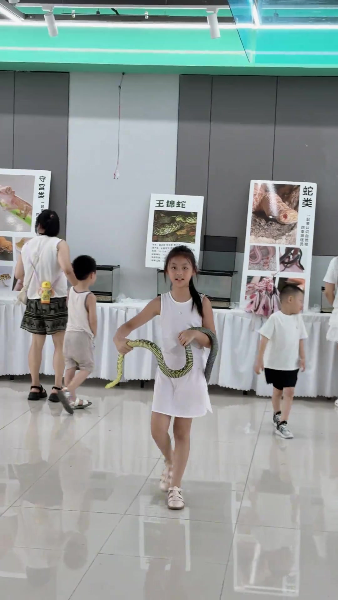 别人撸猫这小姑娘你竟然撸蛇！！
