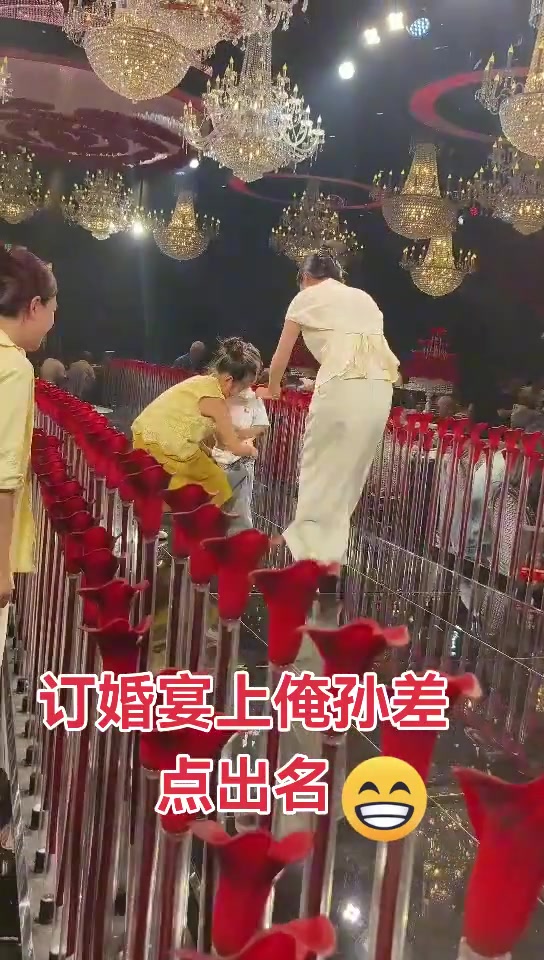 气氛到这了我尿个尿给大家助助兴