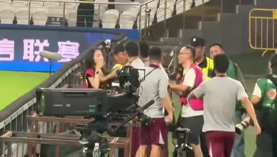 【推荐】现场镜头：海港人员上去抢夺手机的第一下划伤了女记者嘴