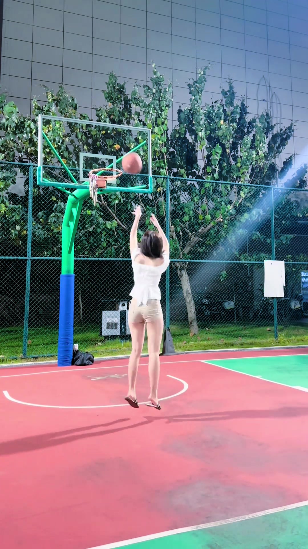 本来以为短裤女生左手投篮已经是巅峰，没想到拖鞋才是绝杀