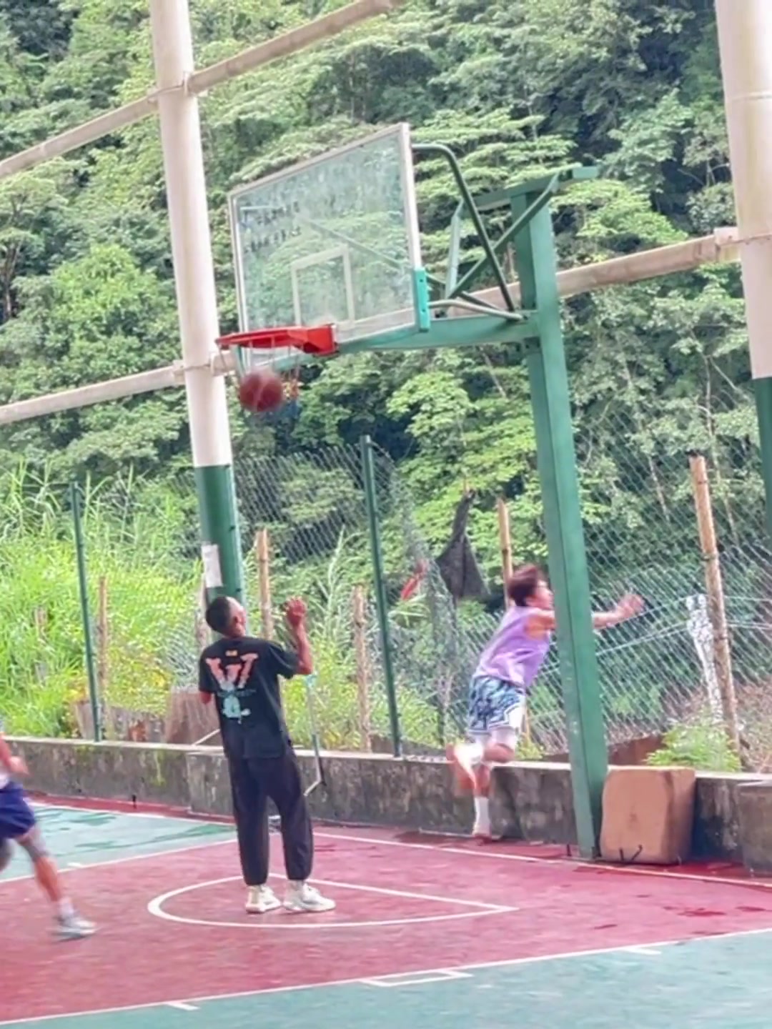 打篮球的最高境界就是：不仅球进了，人也进了