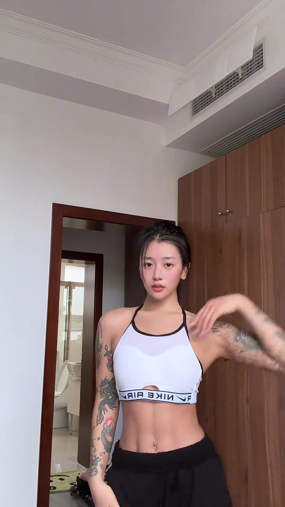 【视频/集锦】李添荣女友胡玄子自拍，这大花臂挺有冲击力