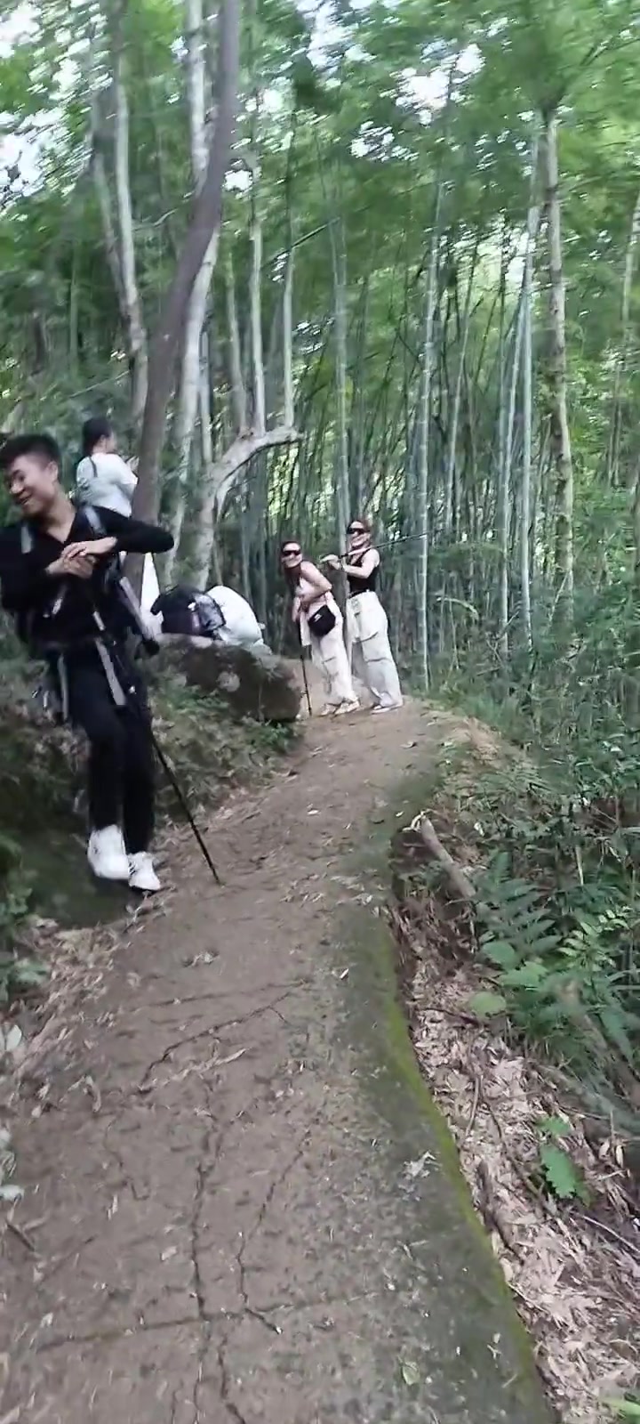 为什么爬山都喜欢穿吊带啊