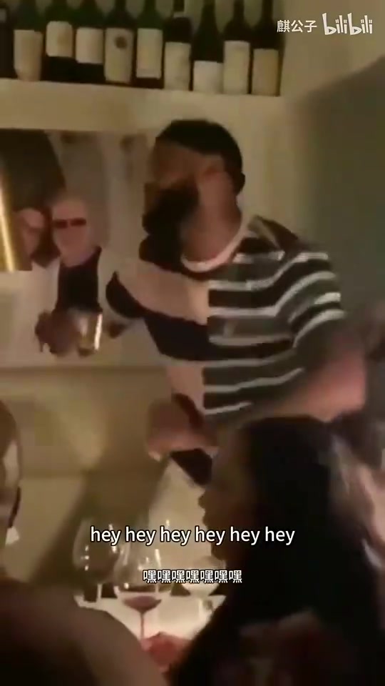 [值得一看]真嗨啊…詹姆斯昔日在吹牛老爹的私人派对上随着歌曲