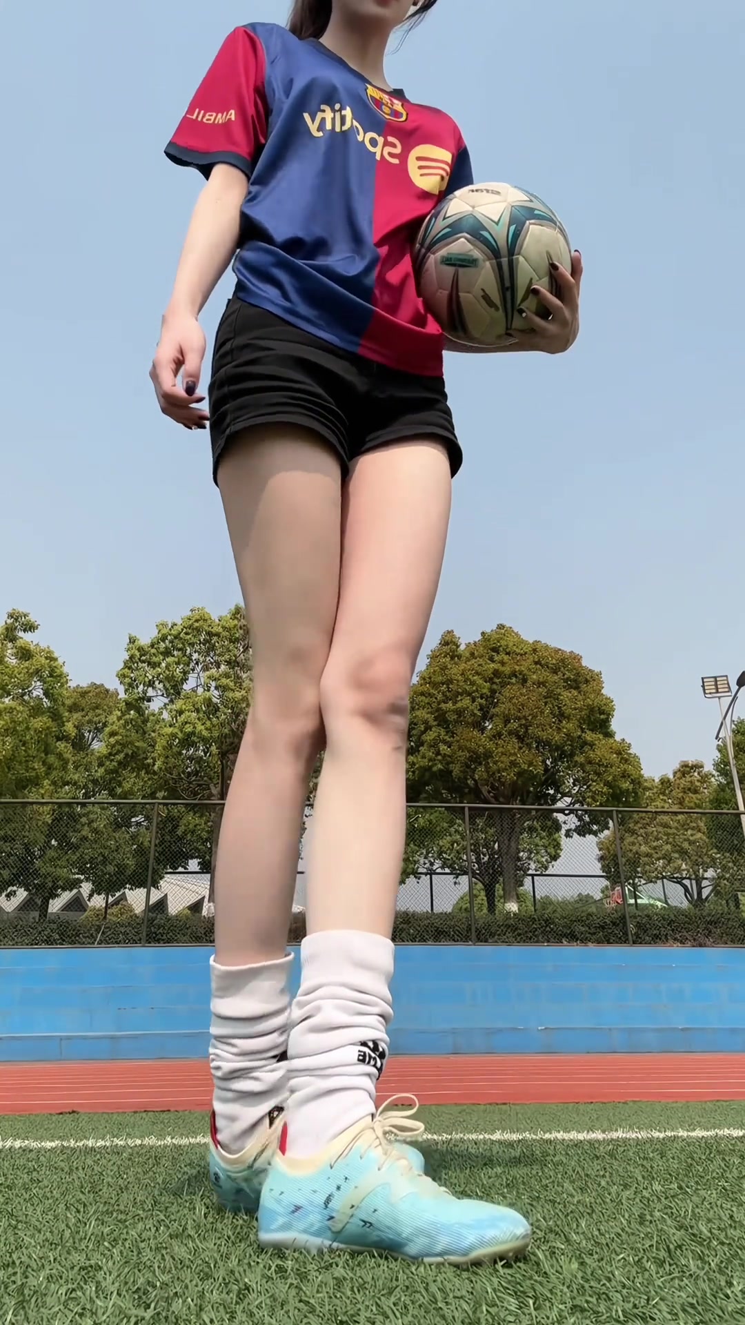 巴萨女球迷都是如此身高腿长体态轻盈嘛~这才是足球宝贝