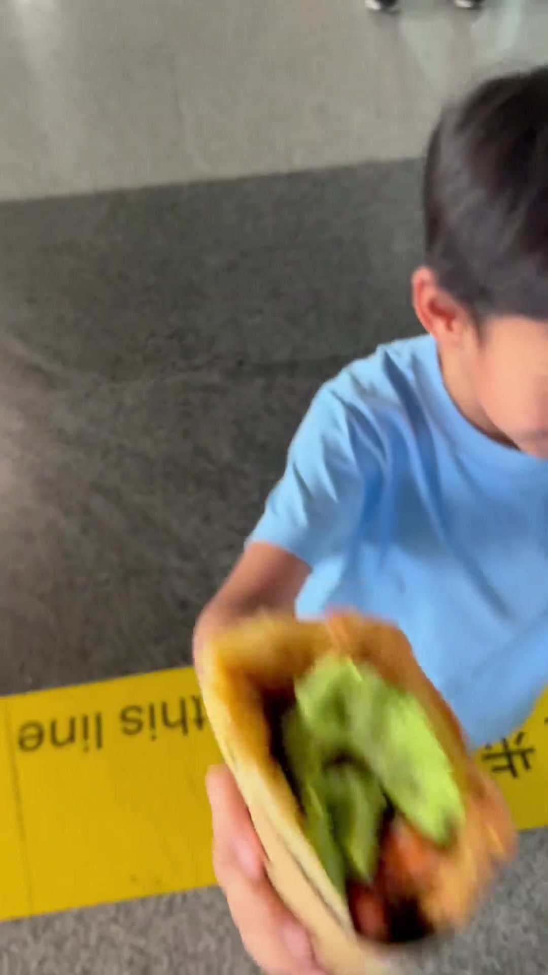 【体育视频】周琦回国vlog：谁家儿子用鸡蛋灌饼接机啊