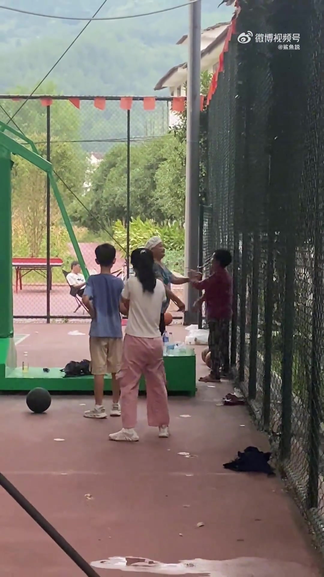 【视频】强度很大！篮球场场下瓶子争夺战