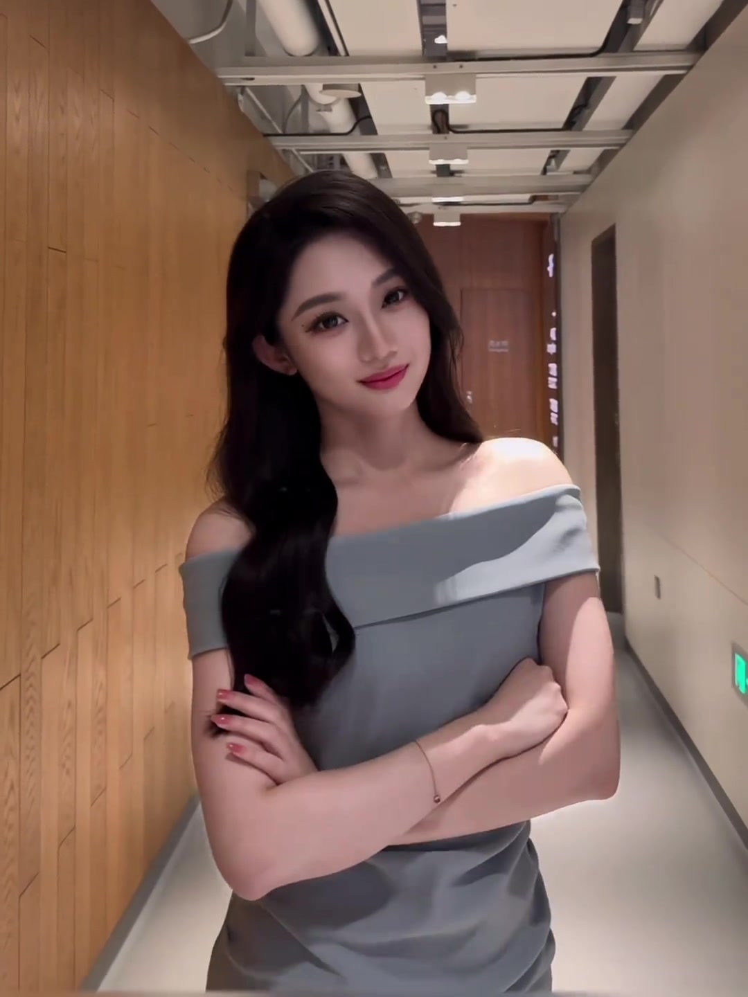 【体育头条】还是辣么美！美女主播婧雯跳主持人手势舞：好久不见