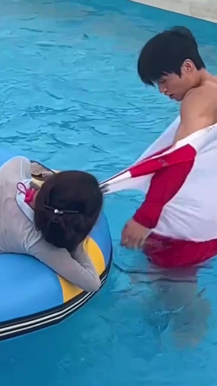 这小姐姐是流氓啊！安全员真的辛苦了....