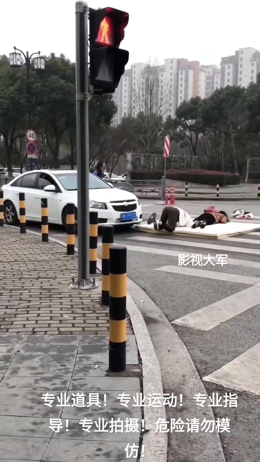 真敬业！男子演戏推人把小姐姐都推飞了