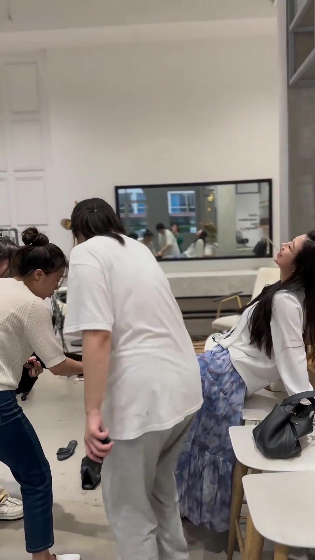 隔着屏幕闻到味了！鞋子脱不来四个女生齐心协力