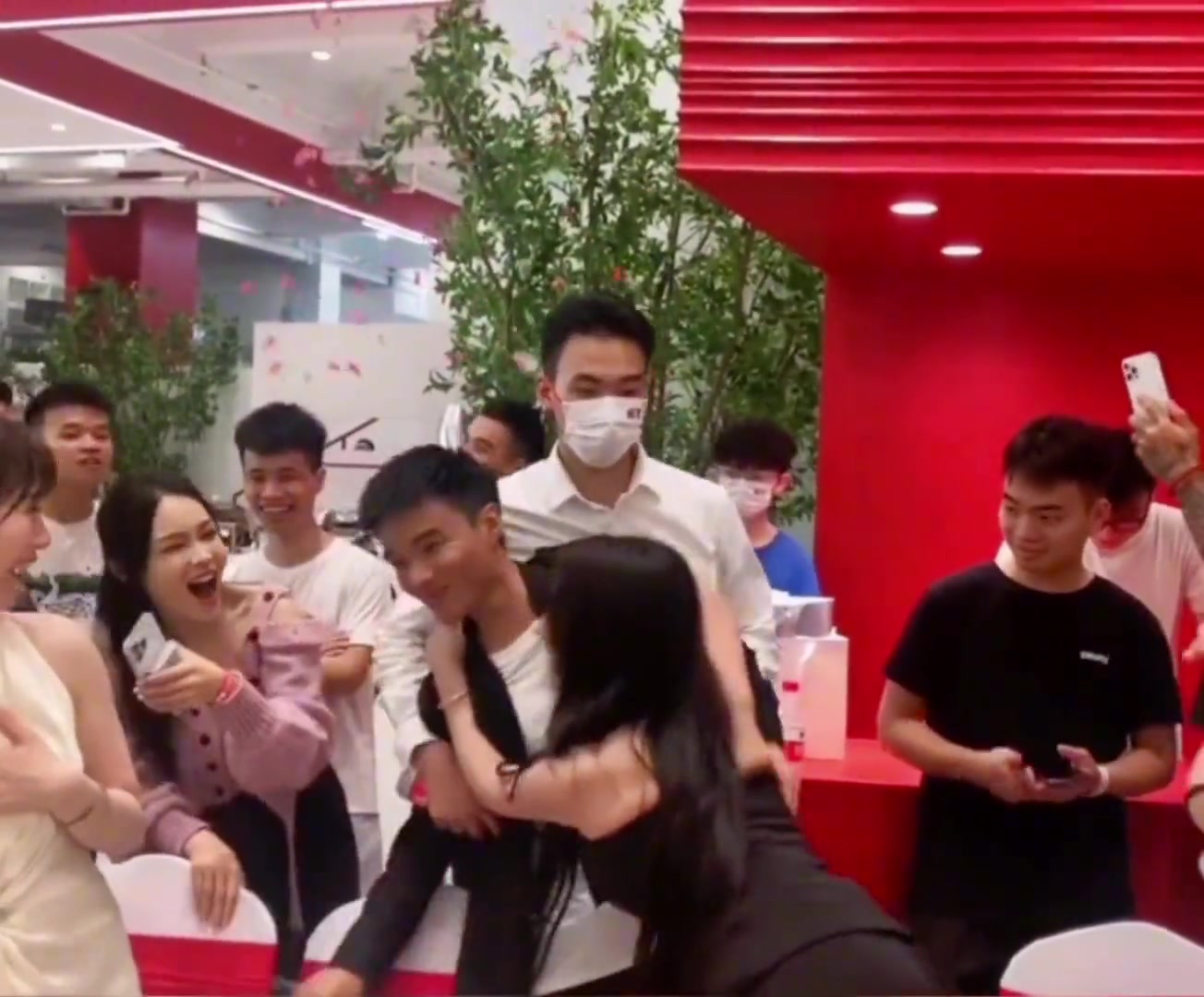 当女人真要亲你的时候，怎么就秒怂了