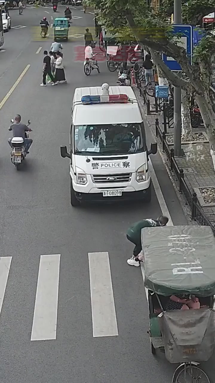 警车秒变救护车女子和男友约会在警车旁边晕倒