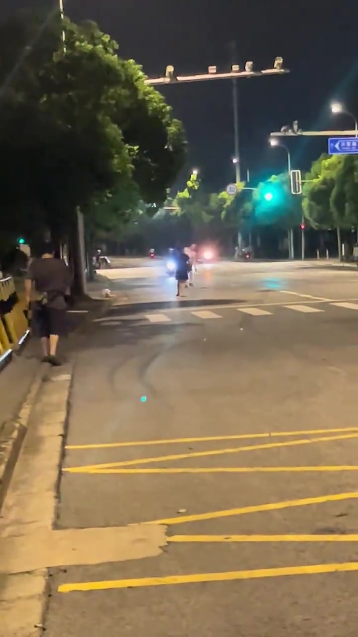 大马路上打羽毛球，这家人的操作让人“裂开”