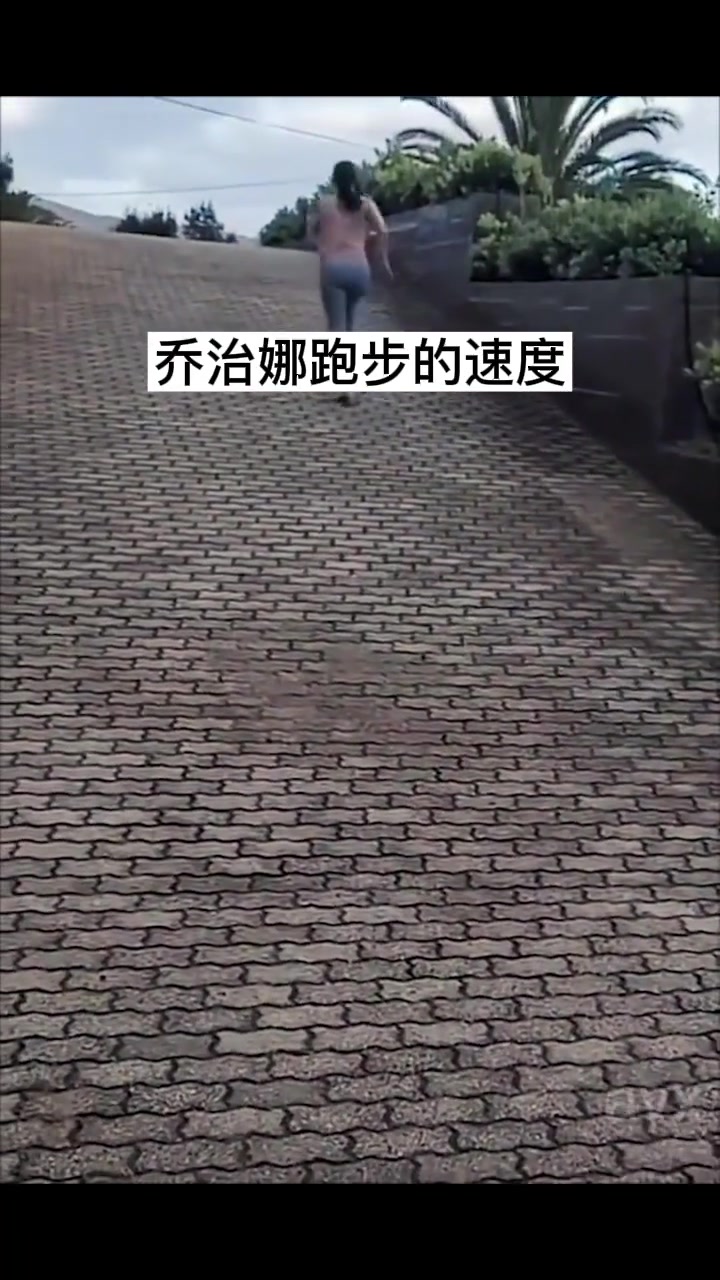 【球迷看点】坚持多年的训练！名场面：C罗和乔治娜一起到户外锻
