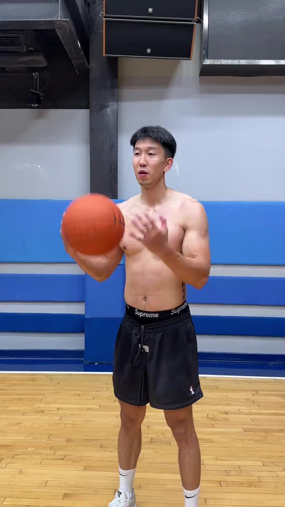 【精彩剪辑】曹岩三分训练8中1遭摄影师嘲讽：篮筐角度还没调到