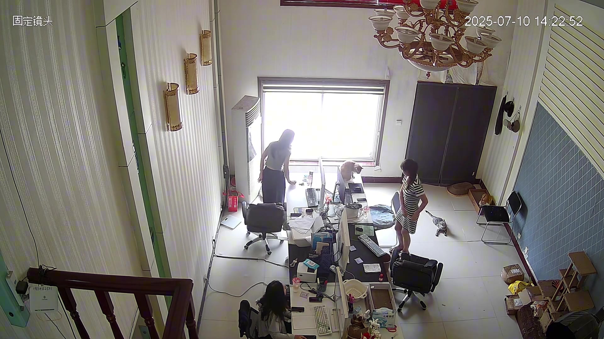 这个力度这么大嘛把她俩都惊呆了！