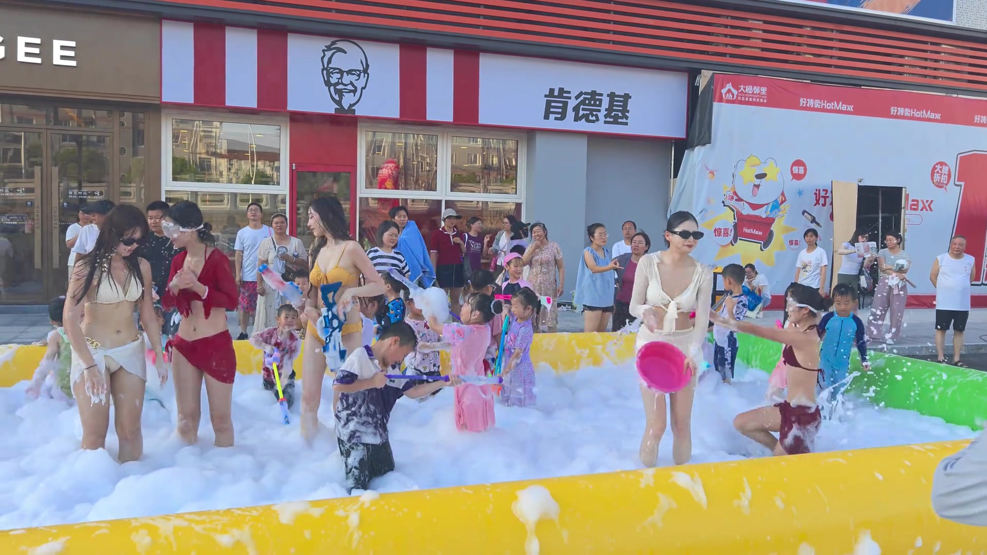好多爸爸带小孩来肯德基，顺便在泳池玩了一天！