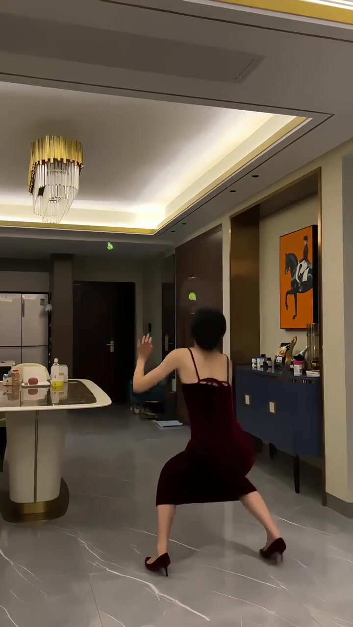 楼下娘们看她老公的眼神又多了几分哀怨