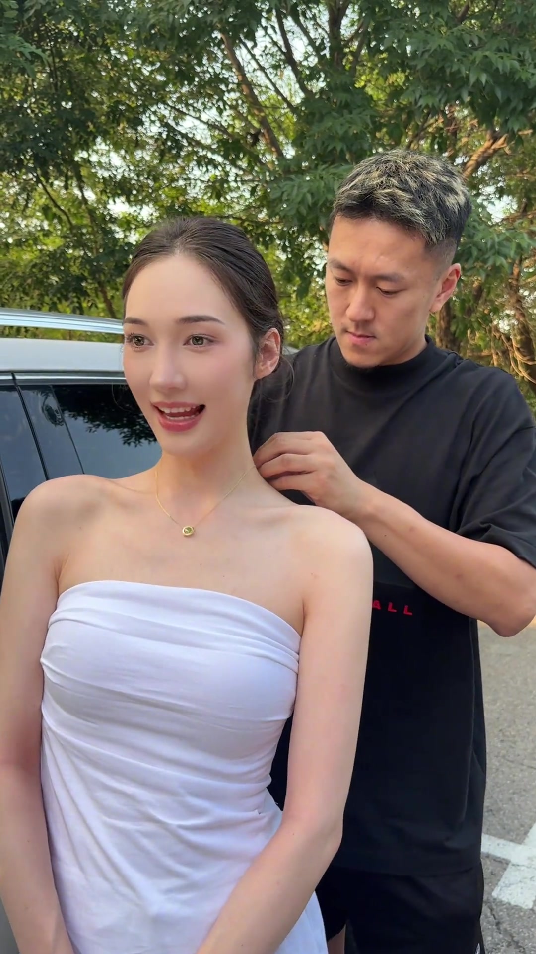 【视频】羡慕杨政！孟雅芳晒杨政送项链并亲自为其带上：喜欢小惊