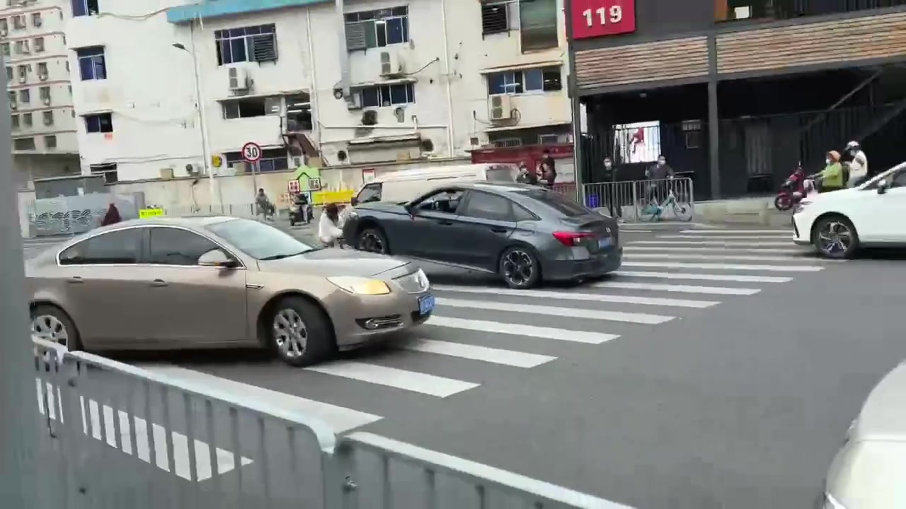 這美女的車為什么站在路中間不怕影響交通么