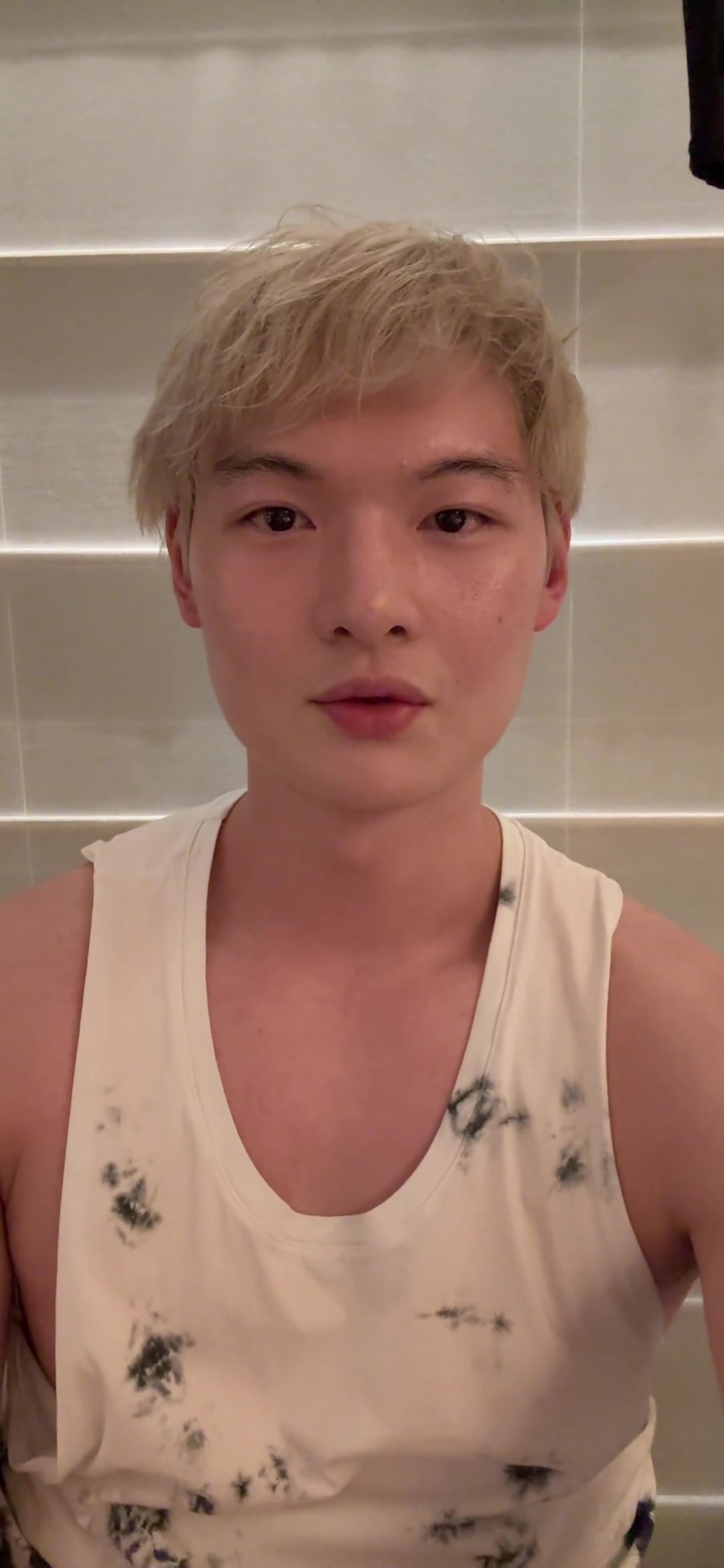 [体育视频]王哲林晒自拍：组合深圳海陆篮球俱乐部20周年生日快乐