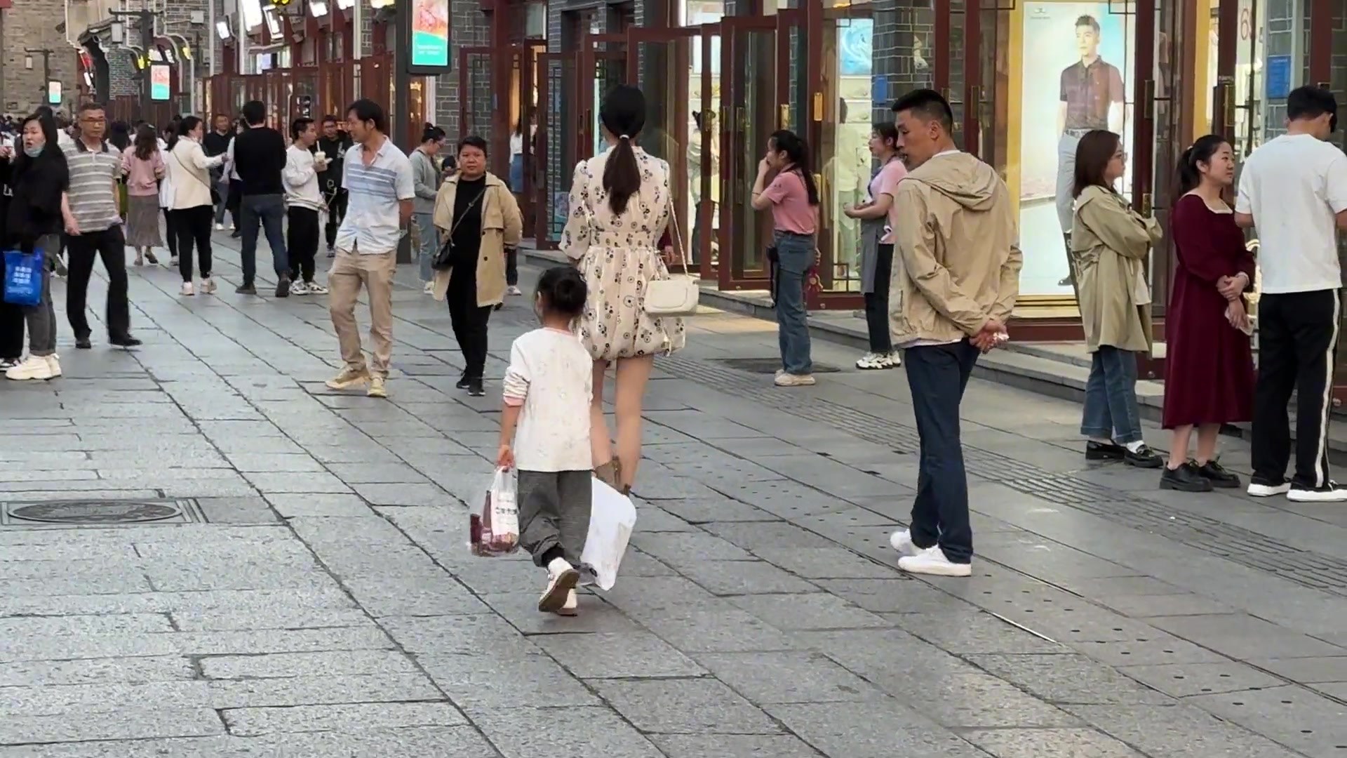90后带娃：妈妈一身漂亮爸爸两手空空孩子遭罪