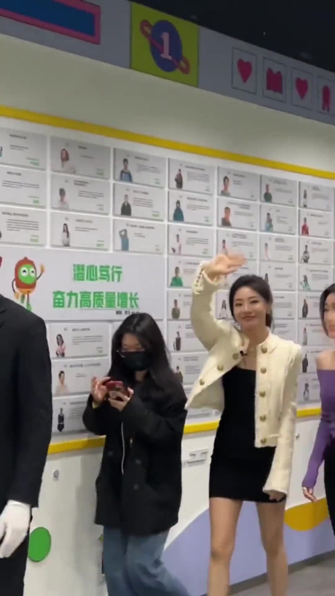 叫女明星一句小姨妈，秦岚都忍不住笑了