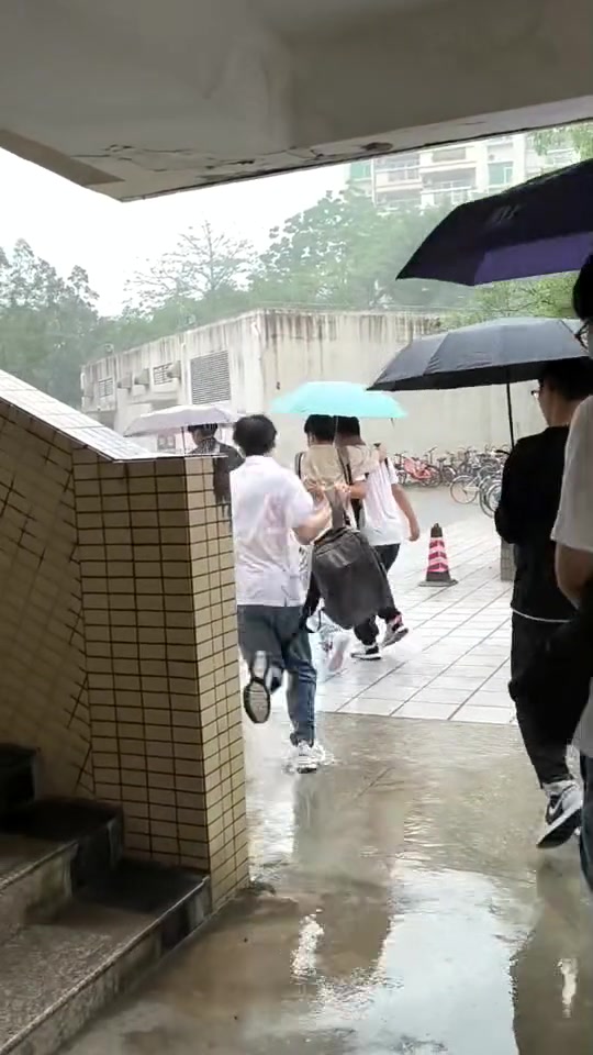 这一切还要从忘记带雨伞说起