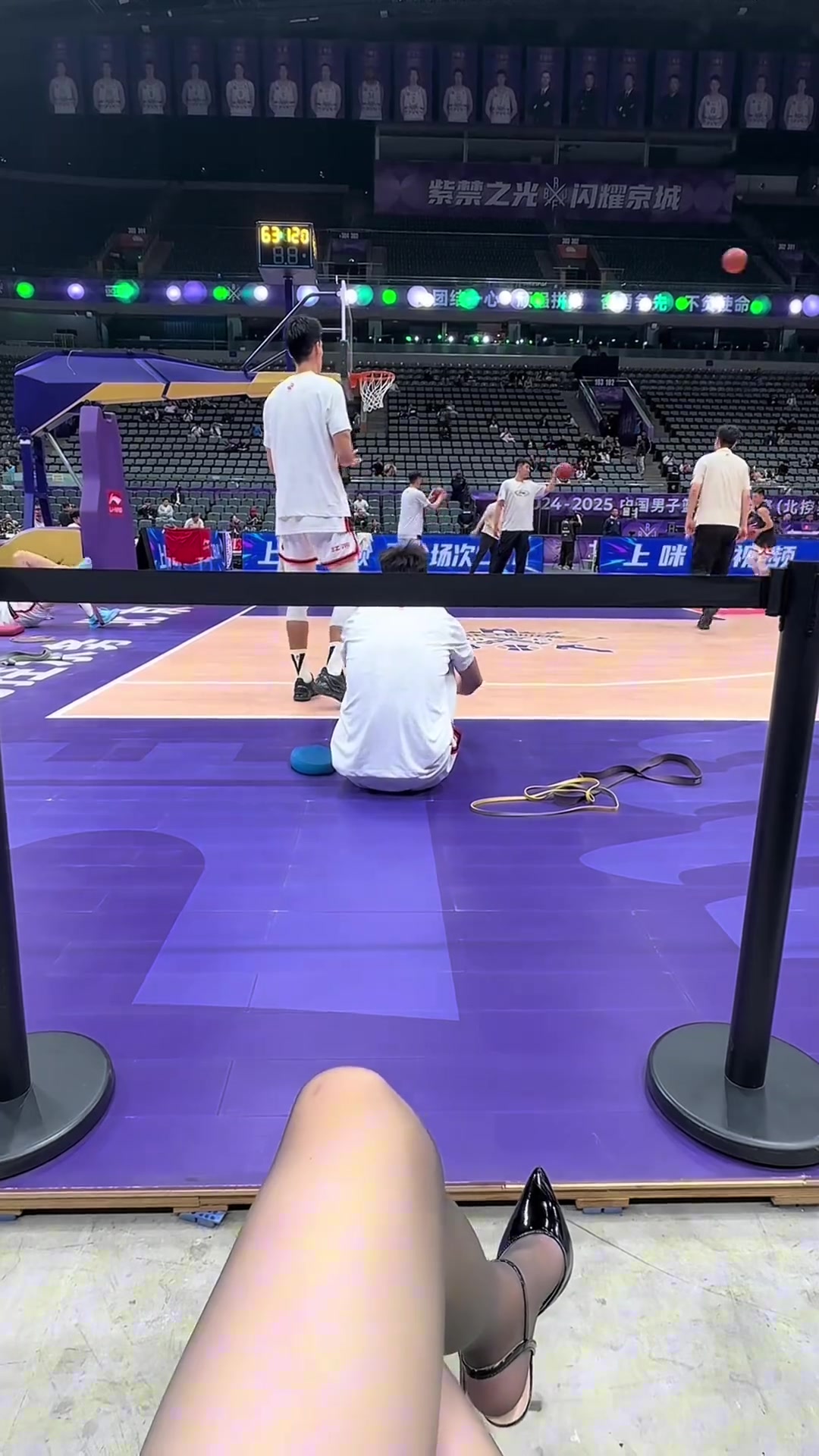 [你怎么看？]好家伙，真就是在球场边钓鱼呢