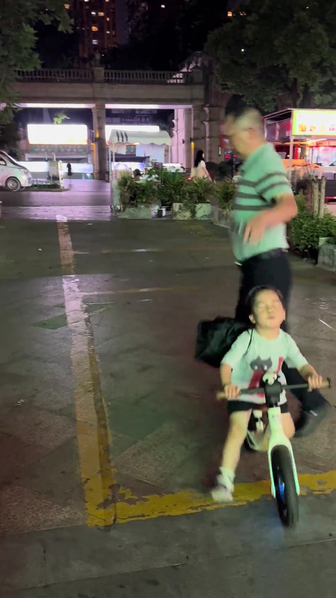 这手机不偏不倚的砸孩子脸上
