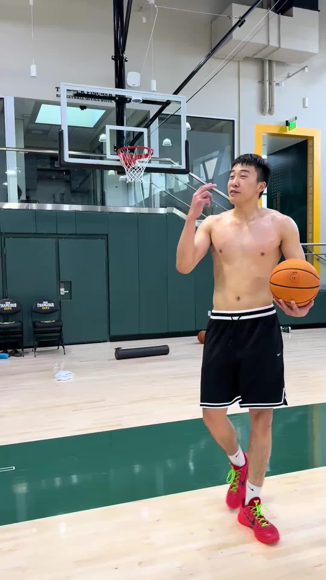 【视频/集锦】未来可期!王俊杰此前赤膊秀胯下暴扣相当炸裂 惊