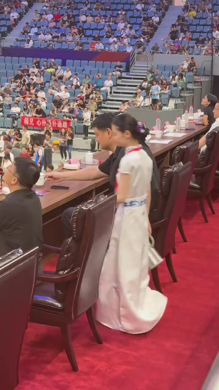 姚明出席姚基金慈善赛，怎么坐着比站着的礼仪小姐姐还高