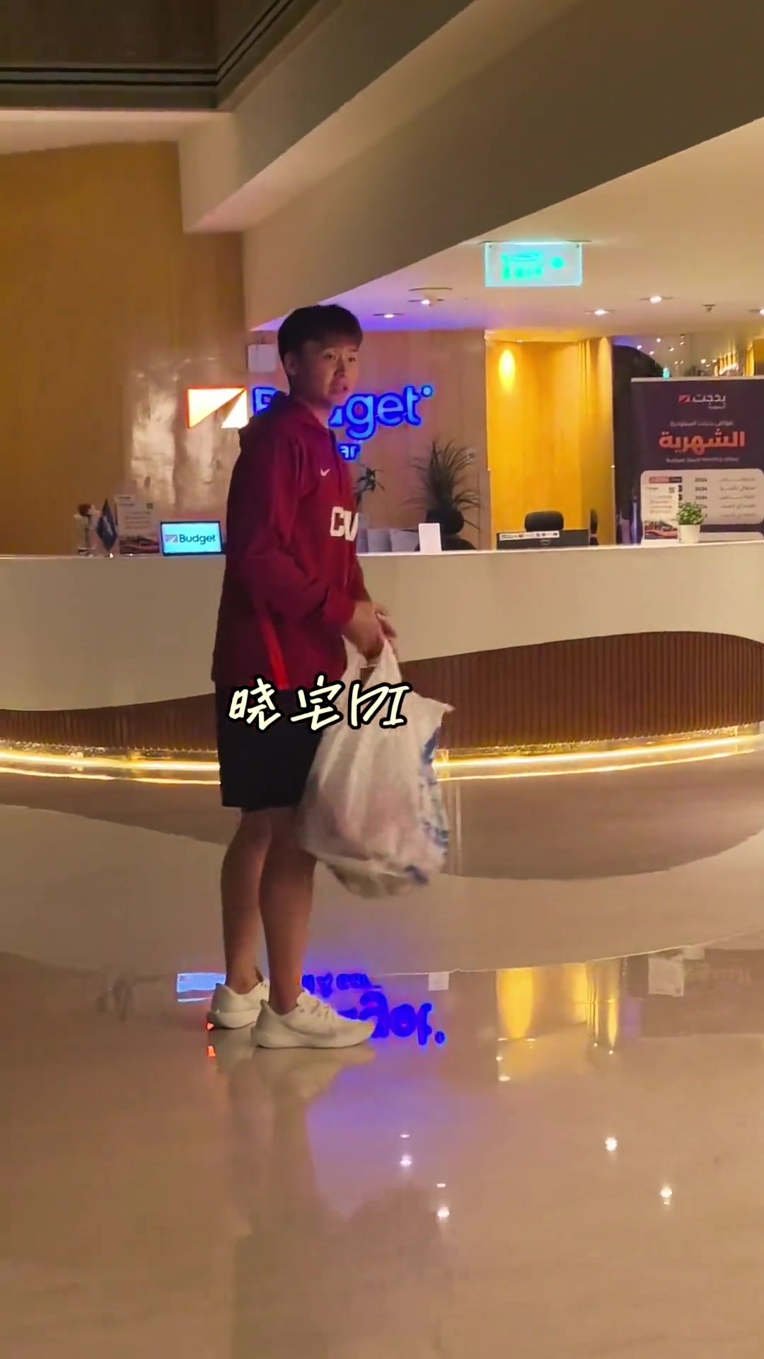 [体育视频]赵睿凌晨5点多回酒店遇到等待的球迷 主动问笔给球迷签名️