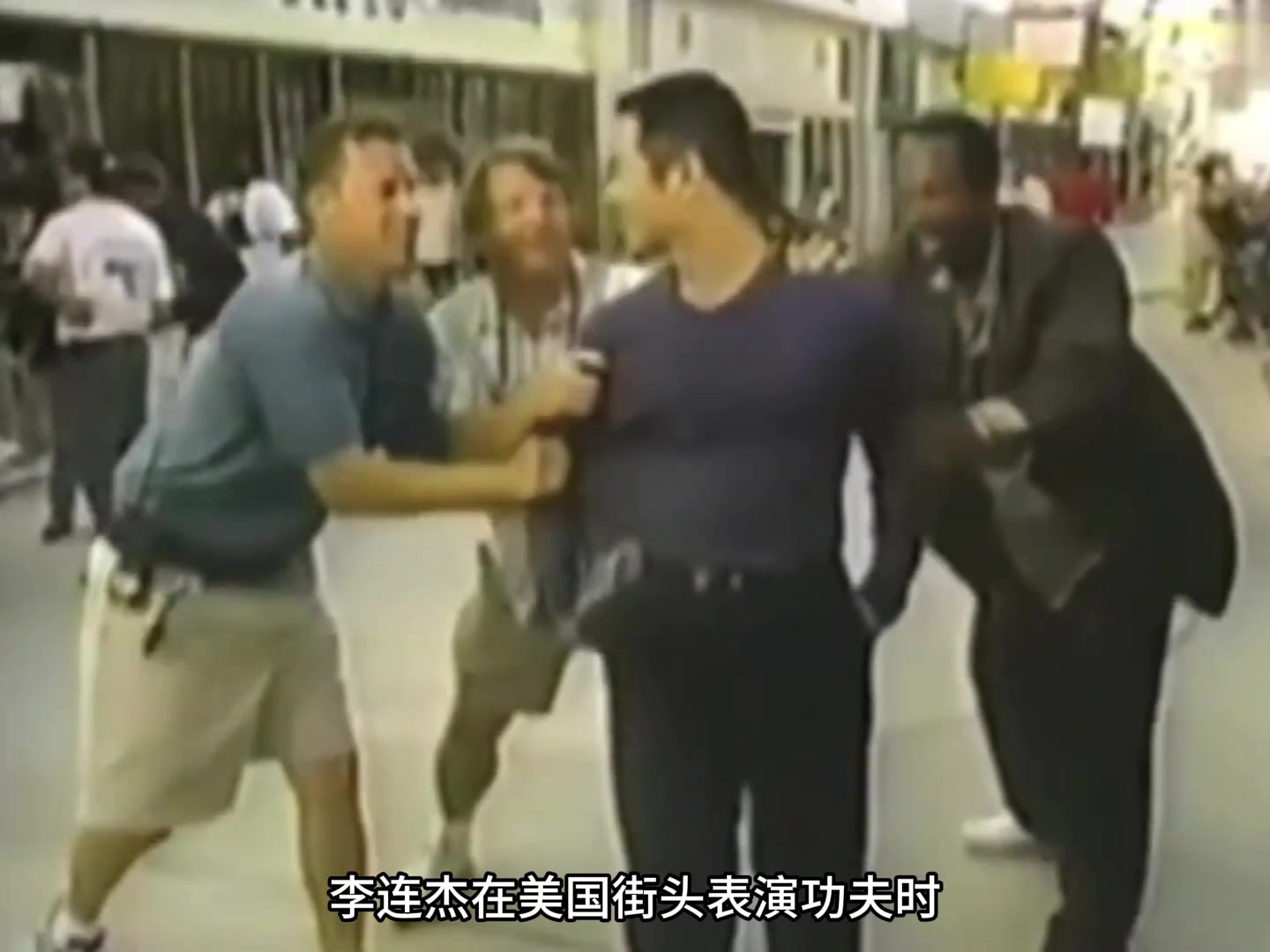 2000年李连杰在美国街头，被三名壮汉偷袭，一个动作吓坏对方