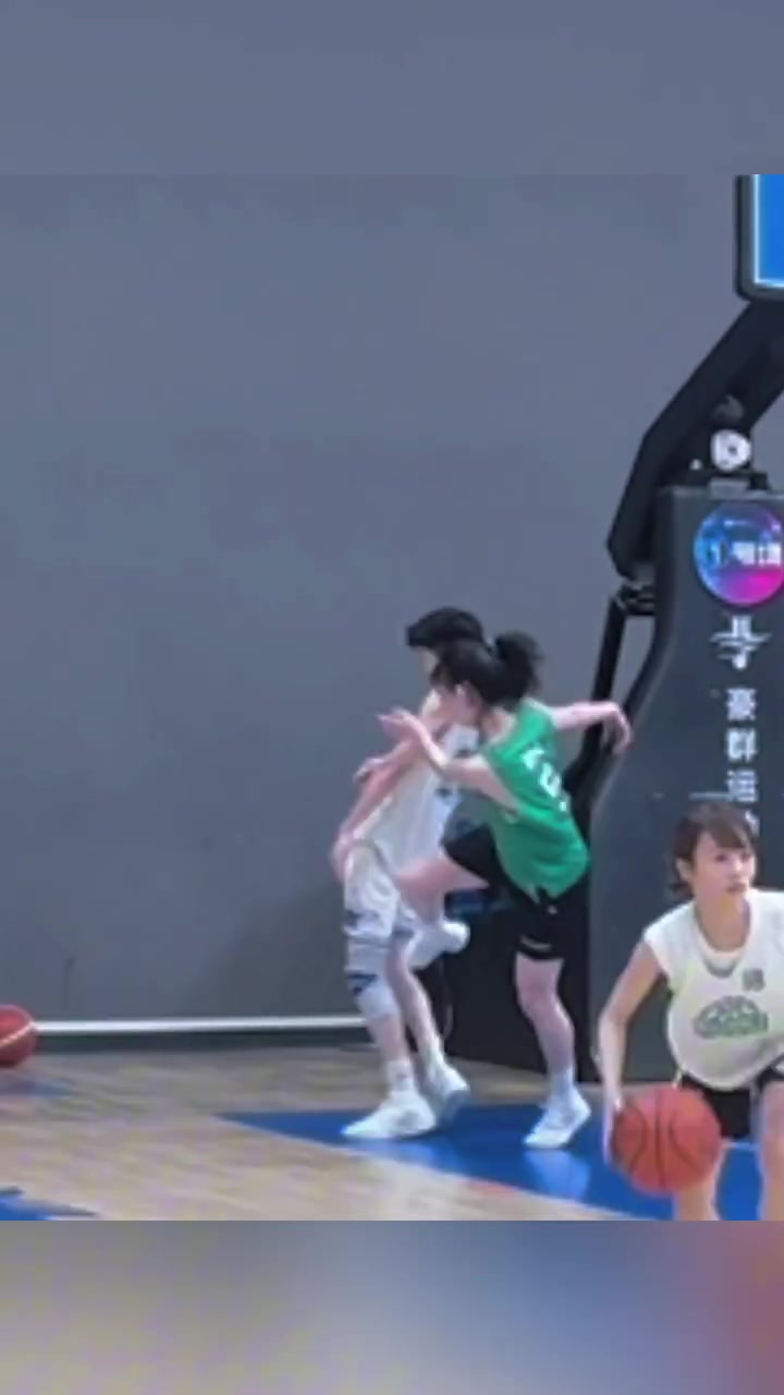 [今日视频]小伙冒妹子一次被踹了一脚，不敢再冒她了哈哈哈