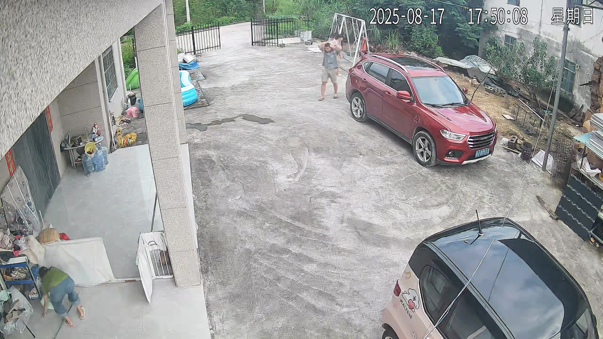 女儿骑在爸爸头上爸爸突然头晕，直接把女儿摔下来
