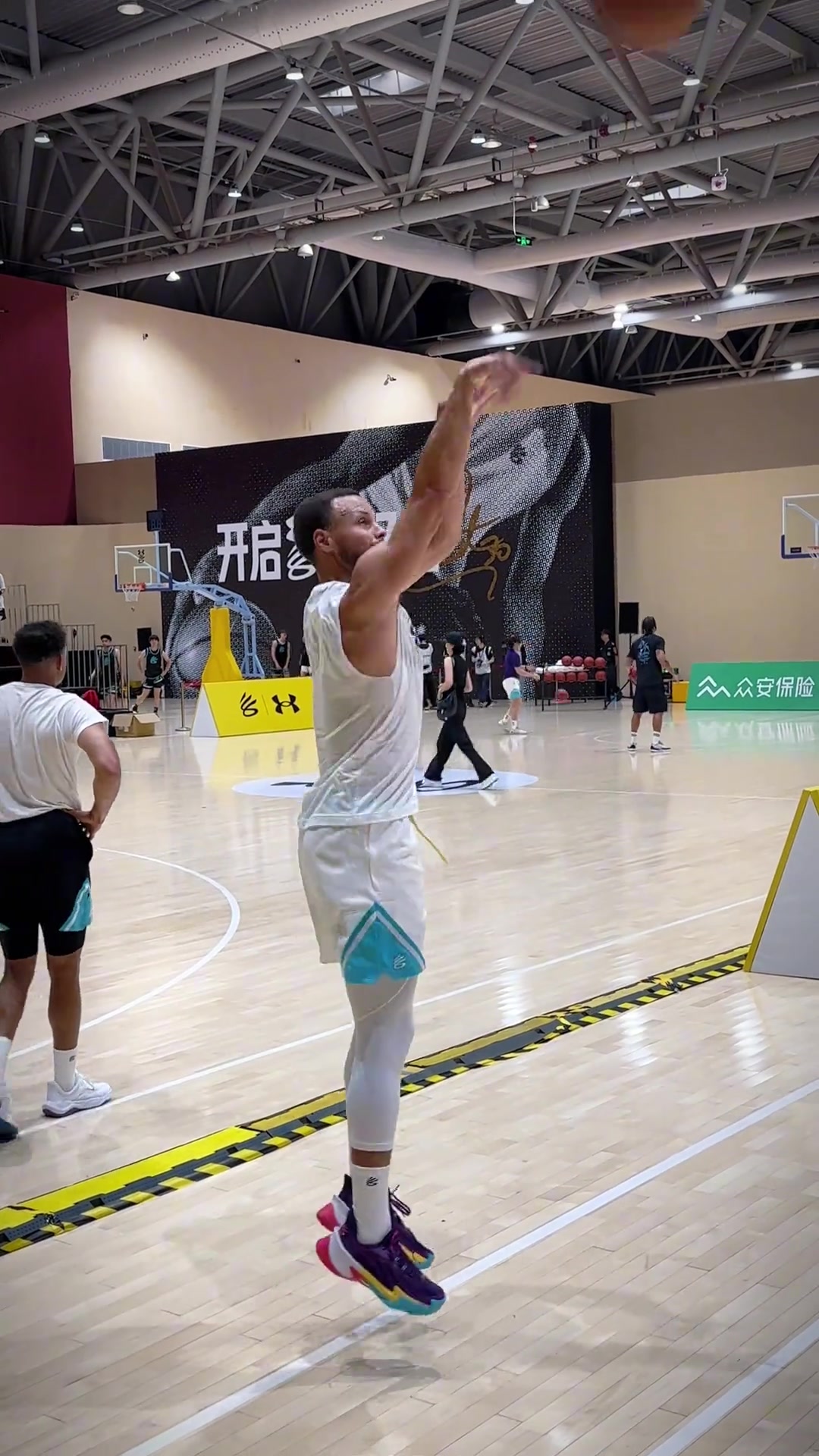 近距离感受下变态准！库里中国行站在边线上投三分27连中！