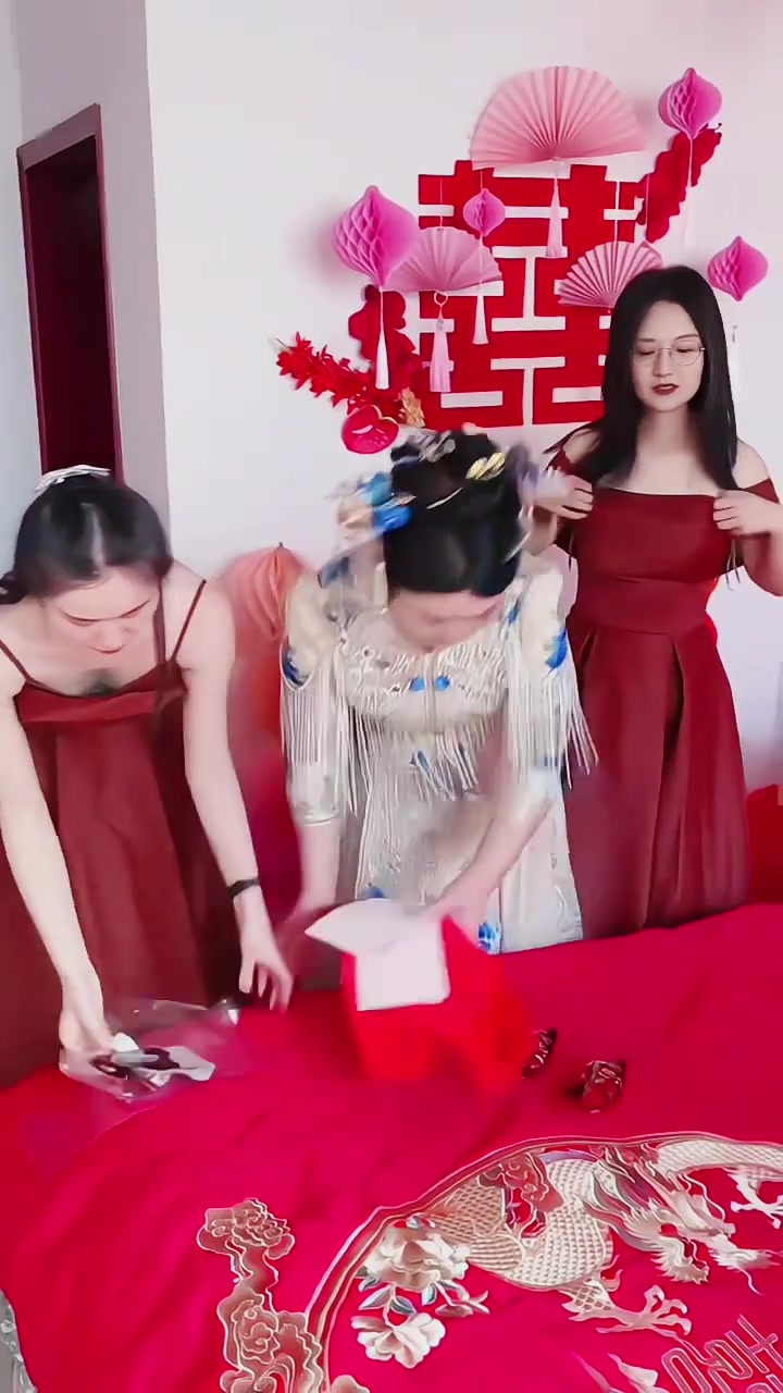 她们都已经在预谋怎么爆破新郎了