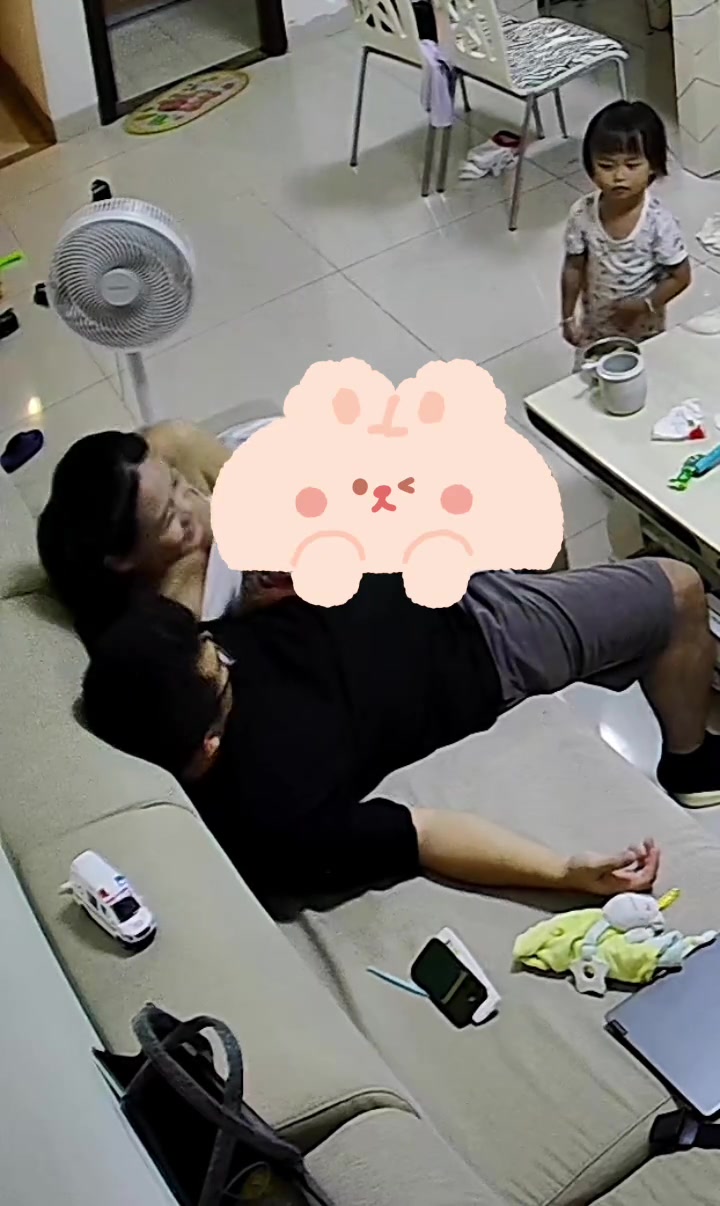 在客廳里面親熱被孩子看到了，立刻被制止！
