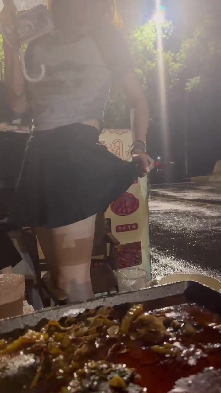 出來吃個夜宵，裙子內(nèi)褲全濕...無語了！