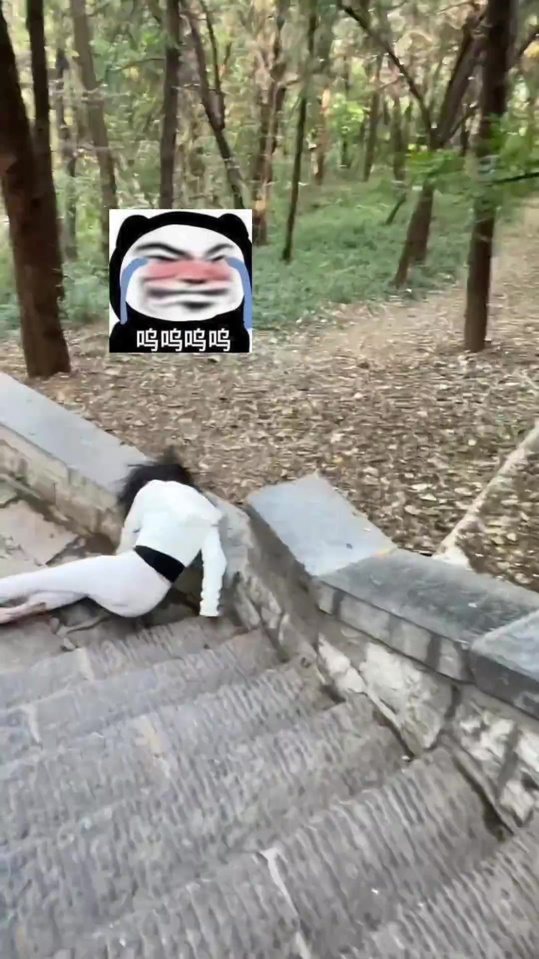 給我看傻了！她這是要測(cè)試一下屁股的彈性嗎