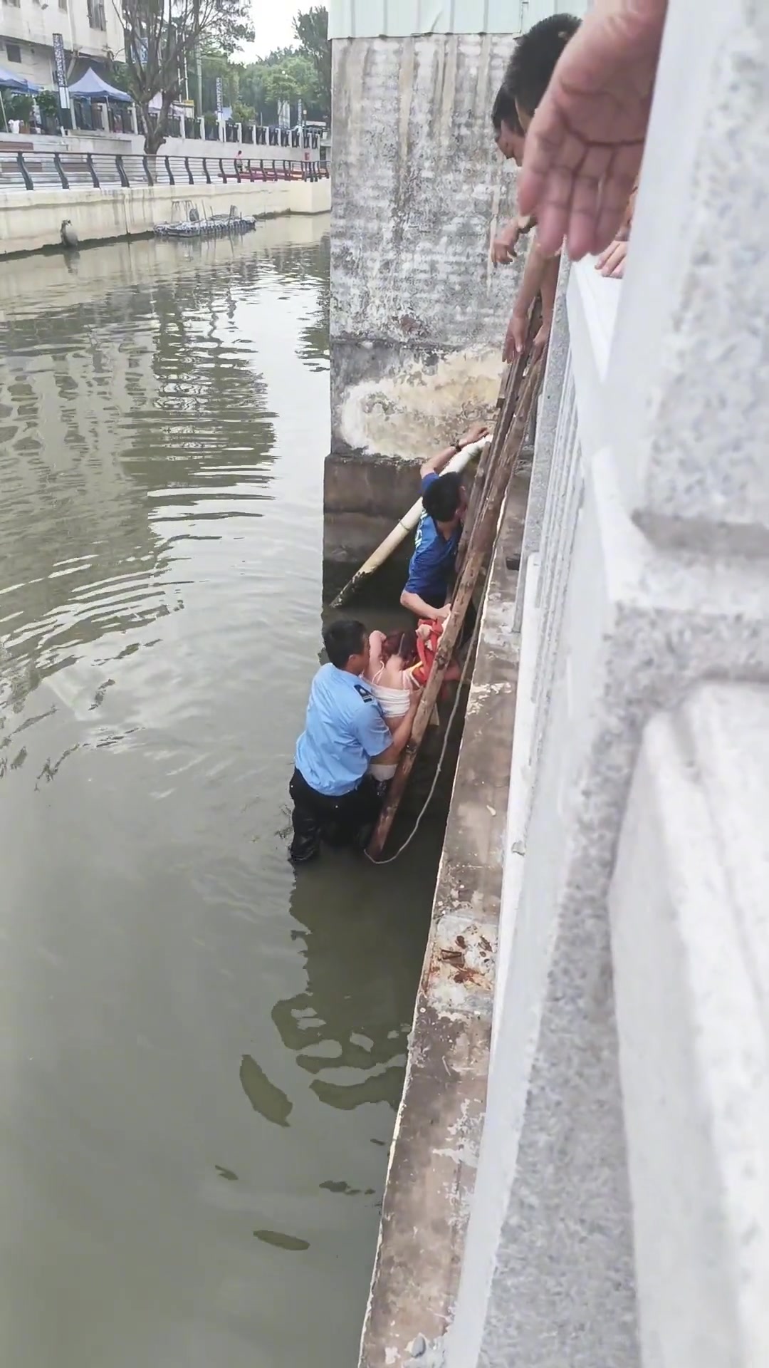 警察下水救跳河女子，还被她狠狠踹两脚！