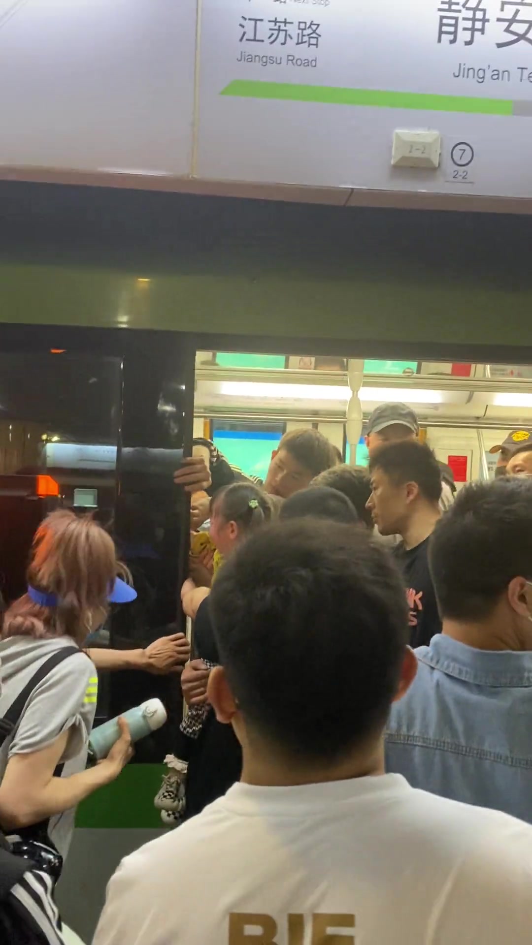 小女孩手被地铁门夹住，众人齐心协力！