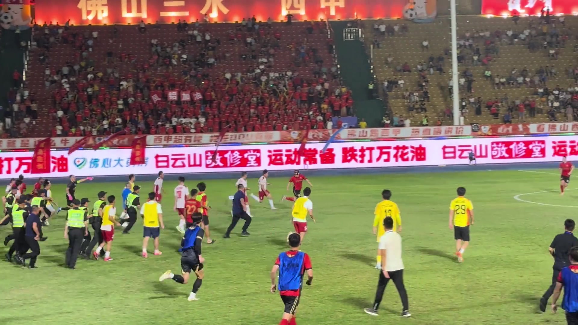【体育视频】花钱看打架！佛山西甲场上出现大规模群殴，白衣服一