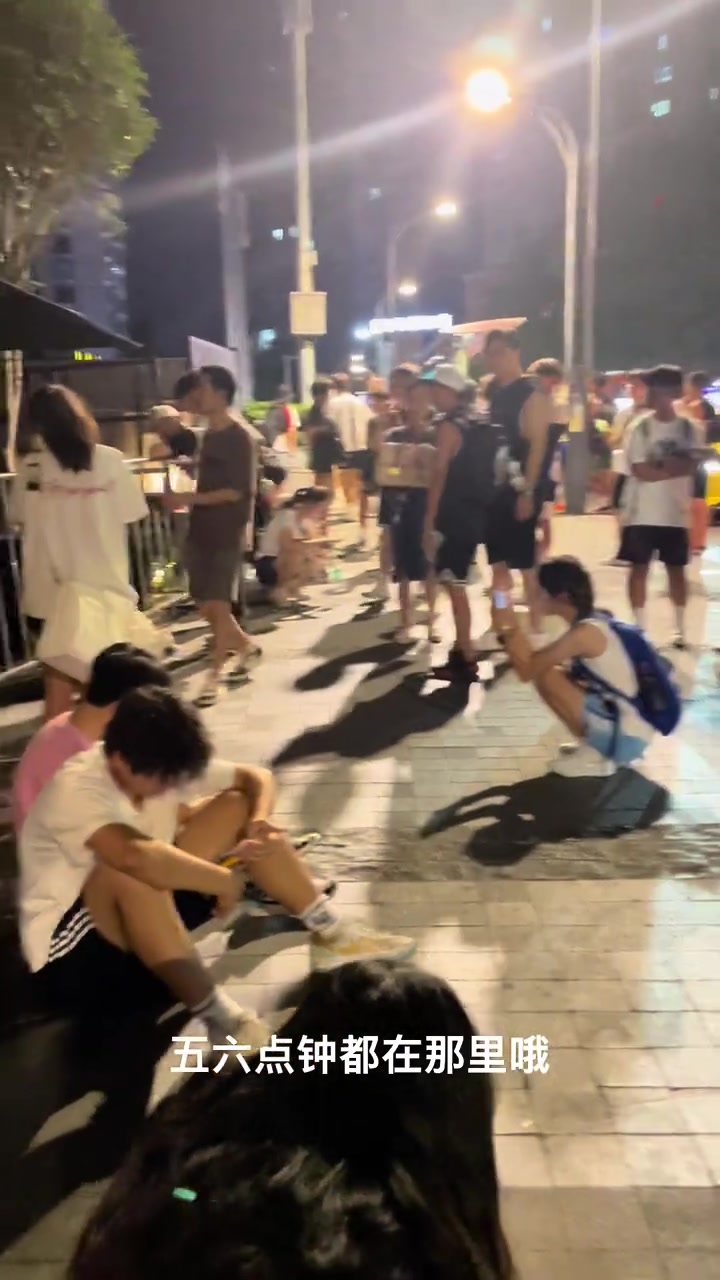 [值得一看]只为见偶像一面！库里球迷在酒店蹲守 从下午一直等到晚上12点