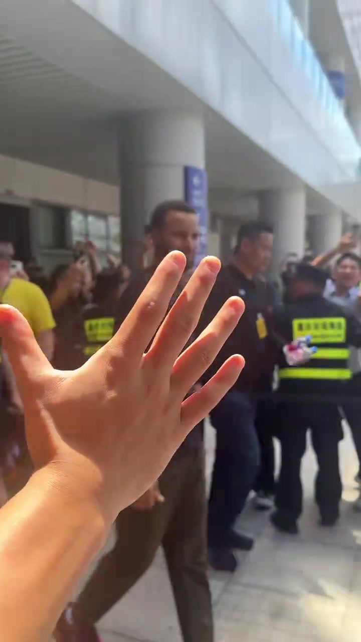 【勇士】球迷对库里喊詹姆斯！库里皱眉：大家觉得我该揍这个不长