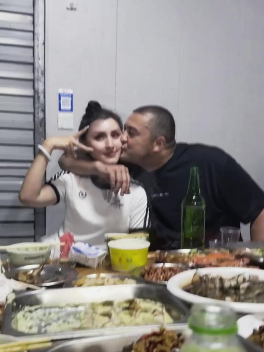 [体育头条]这是又和好了？西热力江妻子晒西热亲吻自己画面：以后多包容
