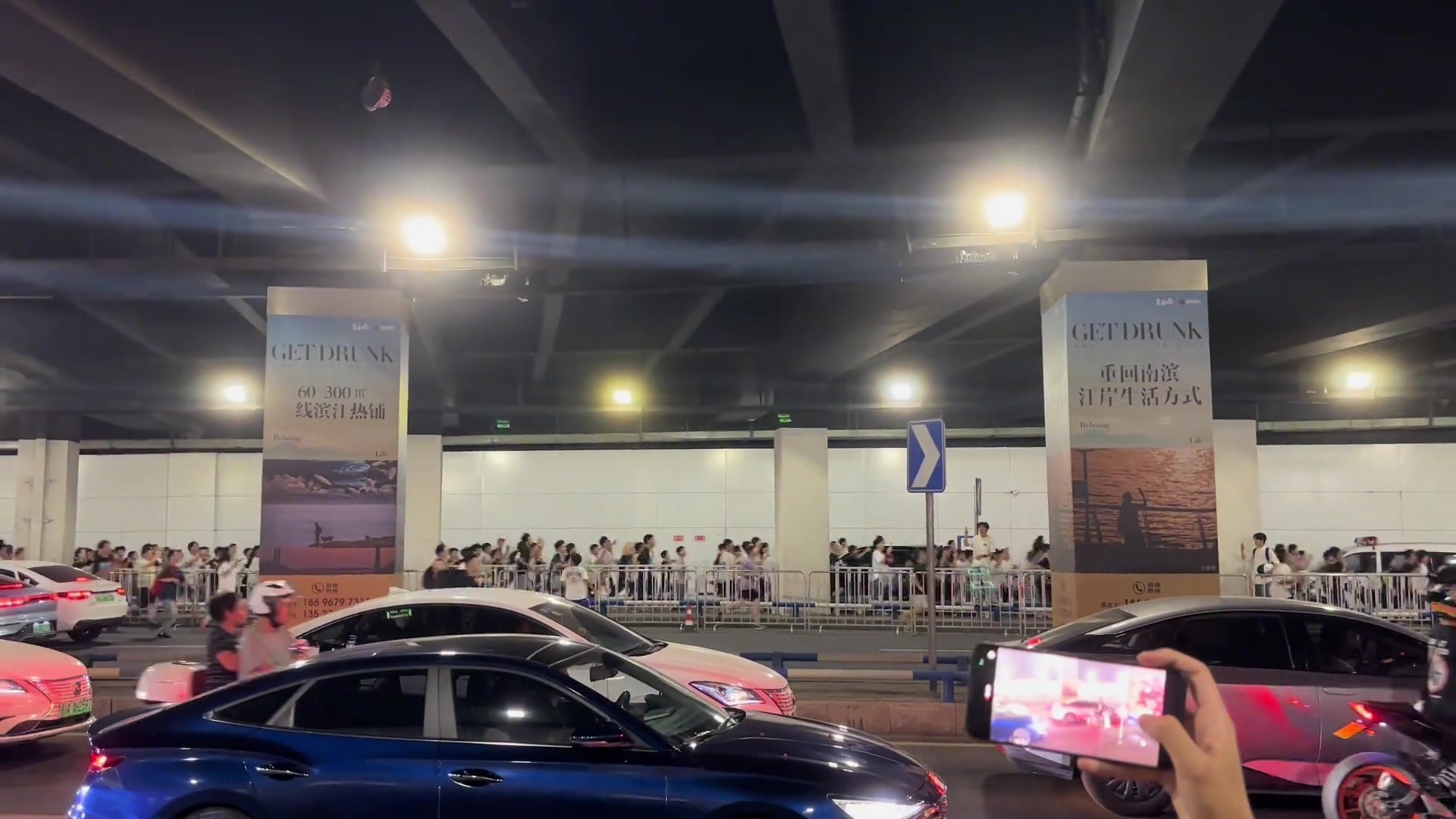 【篮球】网友实拍重庆追星疯狂盛况配文：太疯狂了真的有人看到库